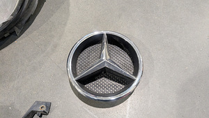 MB Mercedes-Benz CLS W219 2003-2011 embleem / märk esistange (1 foto / 4)