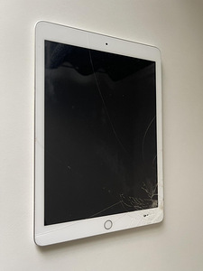 iPad 32GB (6th generation) Wi-Fi MR7G2KN/A (2 foto / 5)