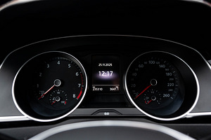 Volkswagen Passat (12 foto / 14)