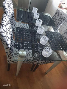 Стеклянный обеденный стол
