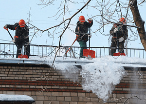 Majade juurest katustelt lume eemaldamine (2 foto / 2)