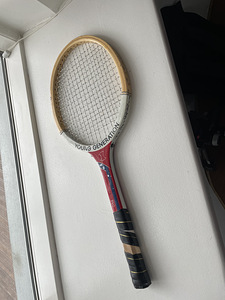Старинная деревянная теннисная ракетка для детей.