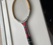Старинная деревянная теннисная ракетка для детей.