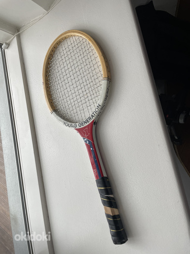 Старинная деревянная теннисная ракетка для детей. (фото #1)