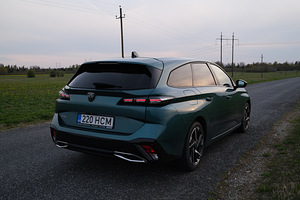 Peugeot 308 Allure Pack PureTech 130 AT8 1.2 96kW (5 foto / 10)