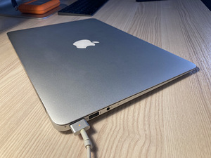 MacBook Air 13" 2012, i5 1,8GHz, 4GB RAM, 120GB SSD (1 foto / 3)