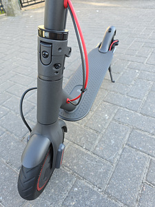 Самокат Xiaomi Mi M365 Pro Electric Scooter (5 фото из 10)