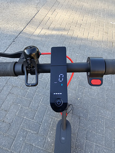 Самокат Xiaomi Mi M365 Pro Electric Scooter (4 фото из 10)