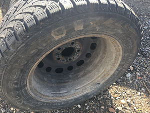 Шип. шины nokian 15/195/65 (2 фото из 2)