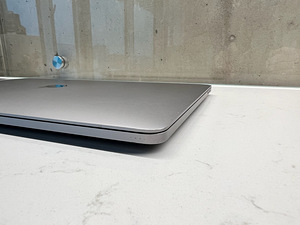 MacBook Pro 15.4” 2017 Space Grey / TouchBar (7 foto / 8)