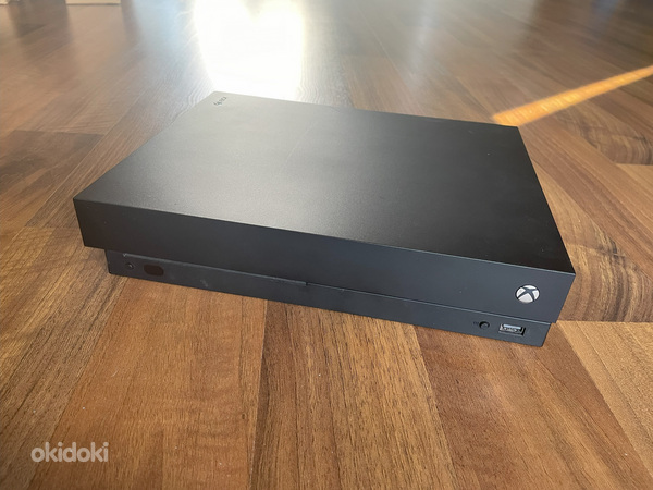 Xbox One X (фото #1)