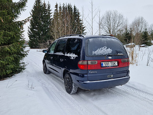 Ford Galaxy (3 фото из 4)