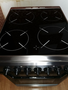 Elektripliit keraamiline - Indesit (2 foto / 3)