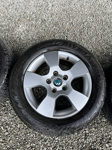 Skoda 15 дюймов оригинальные литые диски 6,5J ET50 (4 фото из 6)