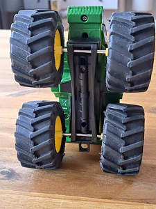 Трактор John Deere (3 фото из 3)