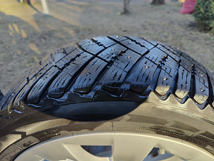 255/45R20 Good Year Ultra grip ice arctic SUV 4x4 (1 foto / 7)