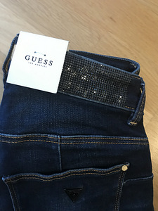 Новые джинсы Guess (3 фото из 3)