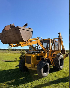 Погрузчик 4x4 + дополнительные ковши и аксессуары (1 фото из 5)