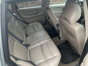 Volvo V70 T-5 Комби 2.3L R5 Turbo 176KW Мануал Бензин (6 фото из 9)