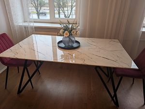Söögilaud valge marmori imitatsiooniga (2 foto / 2)
