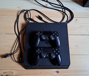 Playstation 4 slim+ 2 pulti (1 foto / 1)
