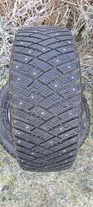 ЗИМНИЕ ШИНЫ / ШИПОВАННЫЕ ШИНЫ / GOODYEAR / 215 55 R16 (1 фото из 3)