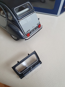 Uus mudelauto 1:18 Citroën 2CV (6 foto / 7)