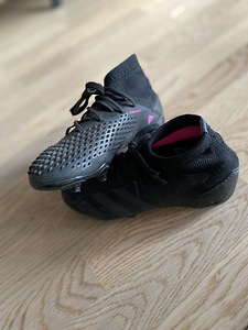 Adidase jalkabutsad s32 (2 foto / 3)