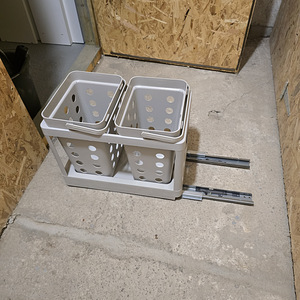 IKEA HALLBAR - Väljatõmmatav raam ja kaks köögikonteinerit (4 foto / 6)