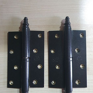 2 uut musta parempoolset hinge, mille ukseava on paremal kül (2 foto / 2)