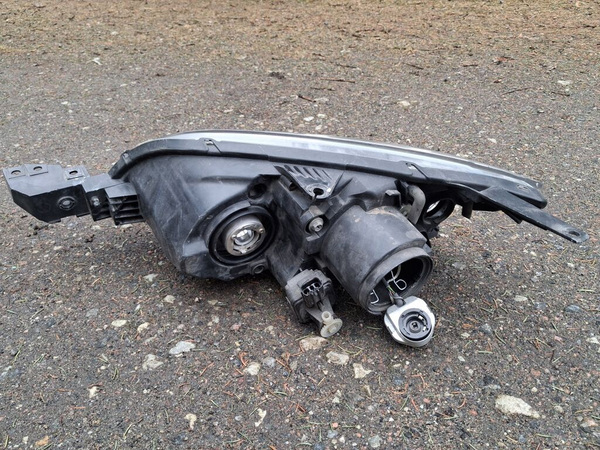 Ксеноновая фара Mazda 3