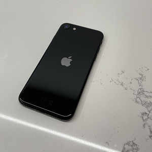 iPhone SE 2020, 64Gb, must, 100% (3 foto / 3)