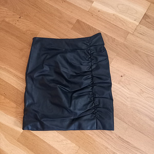 Müüa uus kunstnahast seelik Guess S suurus (1 foto / 6)