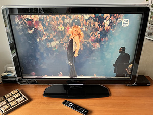 Philips 42” Ambilight + seinakinnitus Vogel’s W52080 (1 foto / 3)