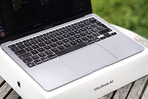 MacBook Air 13″ 2020 – M1/8GB/256GB SSD (2 foto / 3)