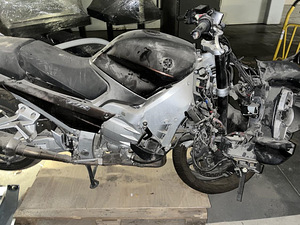 Продается аварийный YAMAHA FJR 1300 (4 фото из 10)