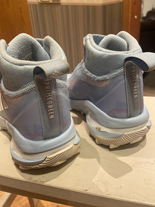 Кроссовки adidas (3 фото из 3)
