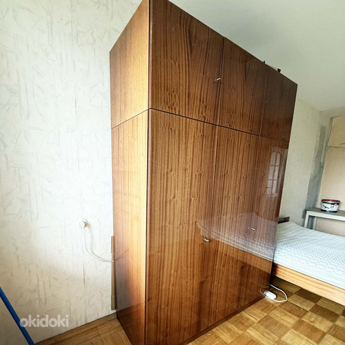 Kolme poolega kõrgendusega riidekapp