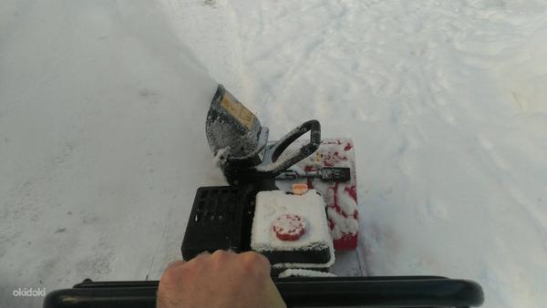 Мало использованный снегоуборщик (фото #4)