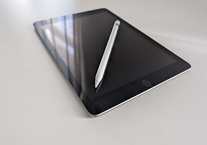 iPad 6th Gen (2018) + Apple Pencil (1 фото из 4)