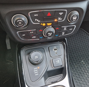 Jeep Compass 1.4 125kW (11 foto / 13)