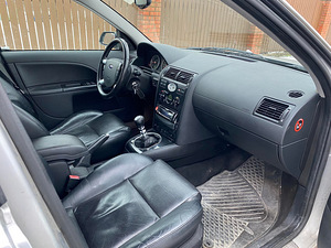 Ford mondeo Ghia 2.5 V6 125kw (6 foto / 8)