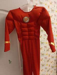 Supermani ja Flashi kostüüm.