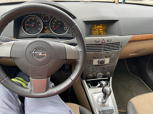 Opel Astra H (7 foto / 8)