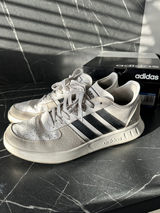 Meeste vabaajajalatsid / tossud Adidas (suurus 43⅓) + karp (2 foto / 4)