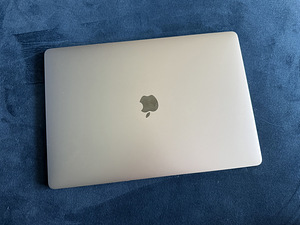 Macbook pro 15” 2018 16GB ram 500GB SSD intel i7 (4 foto / 6)
