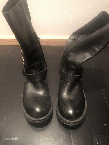 Täisnahast mustad vähe kantud saapad (foto #2)