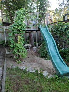 Laste mänguväljak liumäe ja kiigega (1 foto / 2)