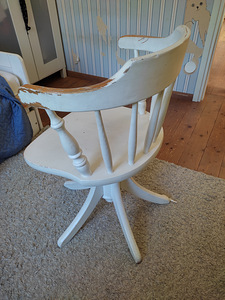 Белый деревянный вращающийся стул