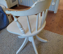 Белый деревянный вращающийся стул